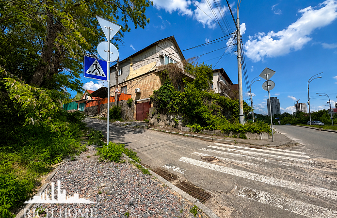 Брожка 114, частина будинку з терасою